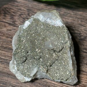 Druse de fluorine, quartz, pyrite et calcite (80 g) Réactive aux UV