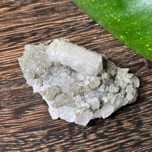 Druse de fluorine, quartz, pyrite et calcite (24 g) Réactive aux UV