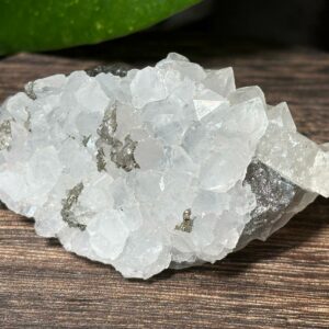 Druse de fluorine, quartz et pyrite (98 g) Réactive aux UV