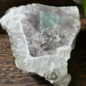 Druse de fluorine, quartz, pyrite et calcite (247 g) Réactive aux UV