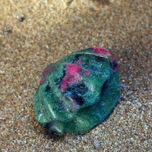 Coquillage Rubis Zoïsite, Réactif aux UV
