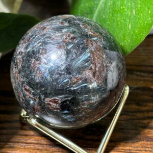 Sphère Astrophyllite (Arfvedsonite) avec inclusions de Pyrite + Support