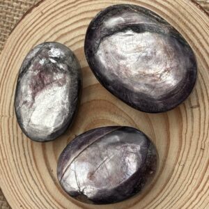 Galet, Lépidolite