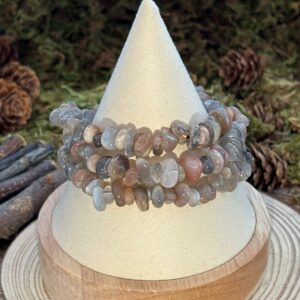 Bracelet Trio de Pierre de Lune (blanche, pêche & noire) – perles baroques (chips)