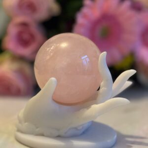 Sphère Quartz Rose sur Main de Bouddha 