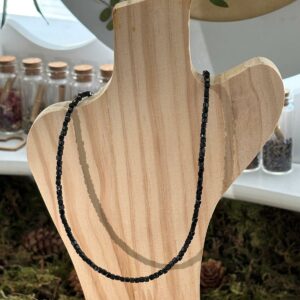 Collier Spinelle Noire – perles carrées facettées (2,5 mm)