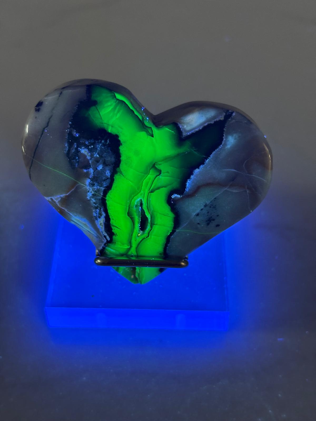 1-agate-volcanique-avec-support-1