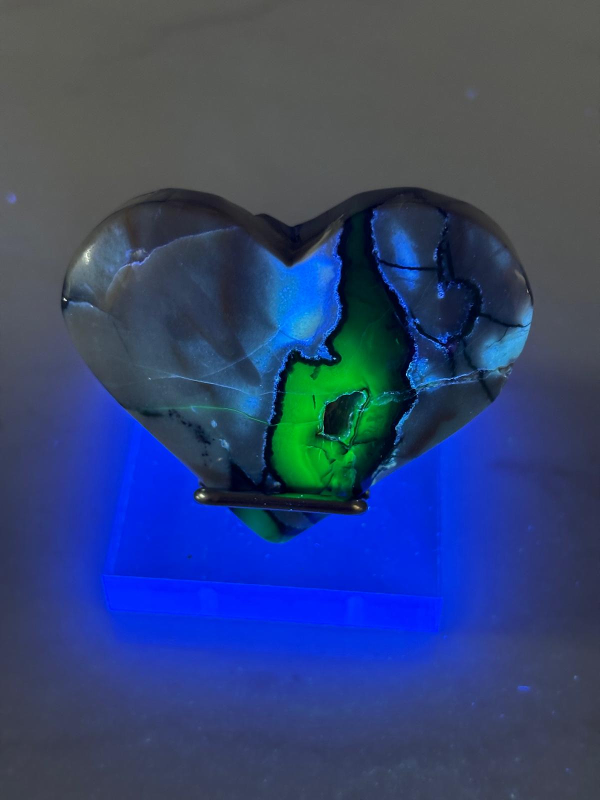 1-agate-volcanique-avec-support-2