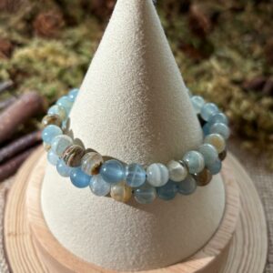 Bracelet Calcite Bleue à Bandes Jaunes (aussi appelée Onyx Bleu) – perles rondes (7 mm)