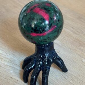 Sphère Ruby-Zoisite UV réactive sur support "La Chose"
